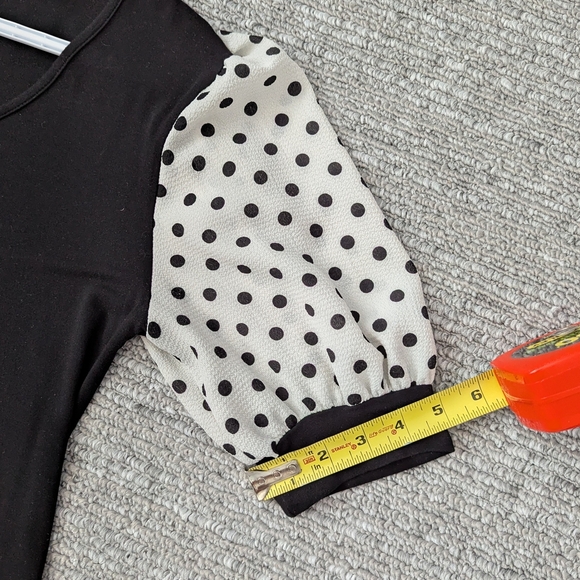 🎈Storm Women's (Size Medium) Black V-Neck Top With Polka Dot Puff Sleeves - Picture 10 of 12